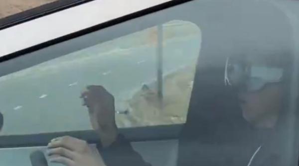 un sofer de tesla ar fi folosit castile apple vision pro in timp ce conducea toate sistemele necesita ca soferul sa detina controlul video