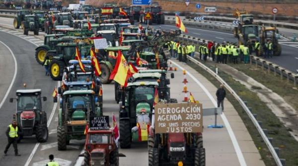 agricultorii din spania s au alaturat valului de proteste trebuie sa platim preturi foarte mari si totusi vindem la preturi mici ne omoara