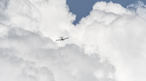 o bucata dintr un avion a cazut in apropierea unui loc de joaca din mures