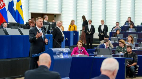 plic suspect primit de klaus iohannis in parlamentul european cine i l a dat si ce s ar afla in interiorul lui foto in articol
