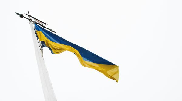 steagul ucrainei flutura din nou dupa aproape 2 ani pe malul stang al raului nipru cum a fost arborat video