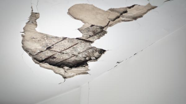 tavan prabusit in sala de clasa a unei scoli din sibiu 4 elevi au fost raniti