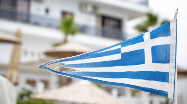 visul mutarii in grecia distrus se munceste incontinuu 5 luni pe an de luni pana luni macar 8 ore fara libere chiriile mari salariile mici sunt nationalisti