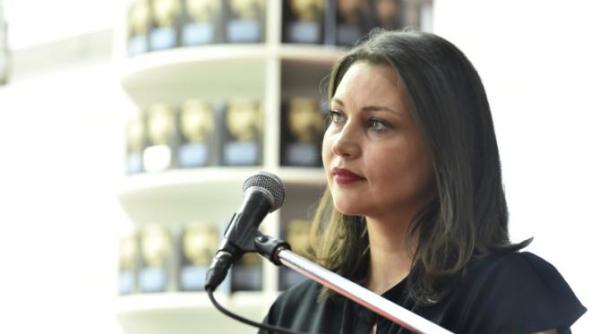 daniela nane a divortat de adrian cioroianu a fost surprinsa in timp ce se saruta cu un tenor in varsta de 30 de ani