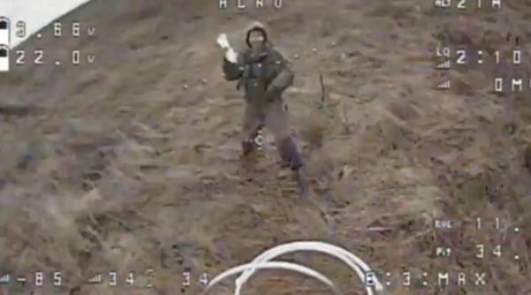 imaginile zilei cu un soldat rus care incearca sa doboare o drona ucraineana cu o sticla de plastic video viral