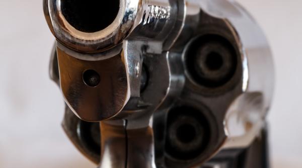 un actor din botosani a ajuns la spital dupa ce a fost impuscat pe scena