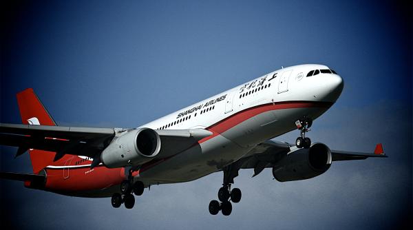 un pasager cu halucinatii a deschis usa avionului inainte de decolare canadianul ar putea fi pedepsit cu moartea