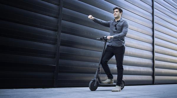 tanar pe trotineta electrica lovit de un sofer posibil drogat care iesea din parcarea unui supermarket