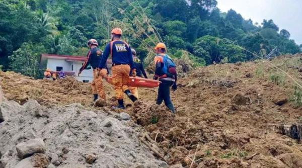 alunecare de teren in filipine autoritatile au anuntat zeci de decese si un miracol o fetita de trei ani a fost scoasa in viata din noroi dupa 60 de ore video