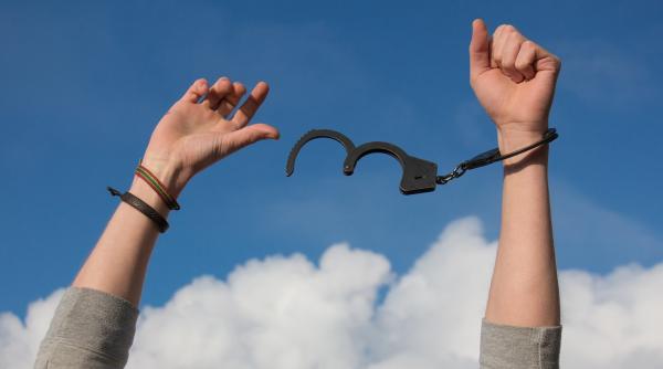 chirurgul cristian paleru de la marius nasta scapa de inchisoare dupa ce a luat mita de la zeci de pacienti suma confiscata de anchetatori