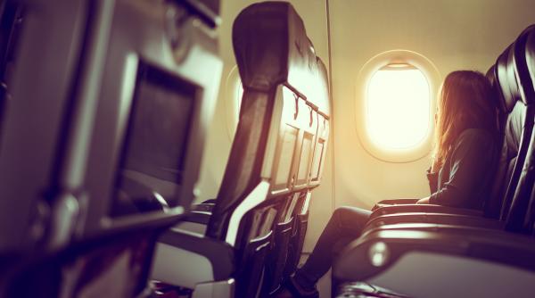 o stewardesa din romania a surprins un obiect misterios de culoare roz pe cer in timp ce zbura catre polonia foto