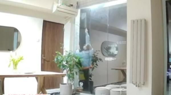 un medic din bucuresti a incercat sa dea foc unei cafenele neurologul drogat si baut filmat cu o maceta in mana