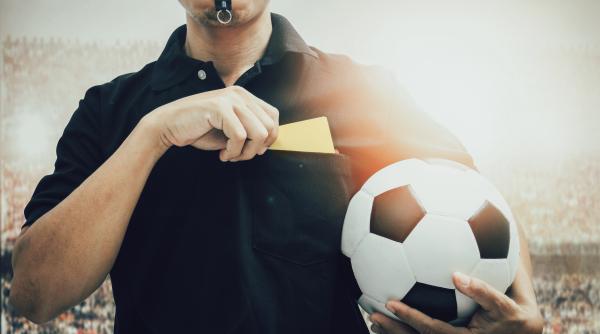 cartonasul albastru o ineptie iordanescu se va sta cu manual de utilizare pe banca