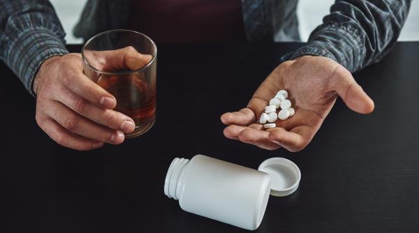expertii explica ce se intampla in corpul tau cand iei medicamente si consumi alcool