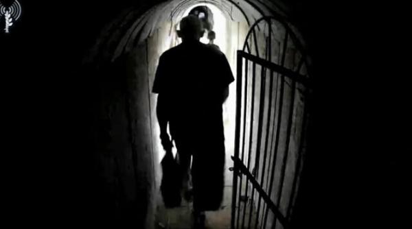 idf difuzeaza imagini cu liderul hamas in tunelurile de sub fasia gaza