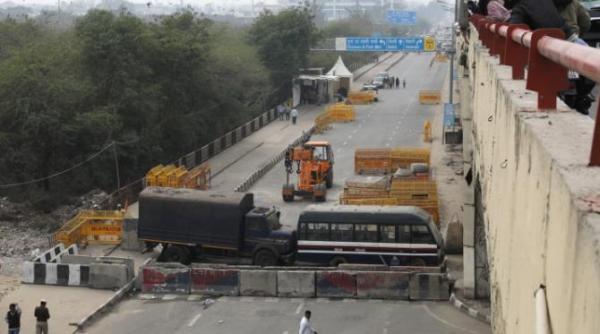 mii de fermieri protestatari din india se indreapta spre capitala new delhi fortele de ordine au desfasurat baricade si au imprejmuit granita cu sarma ghimpata