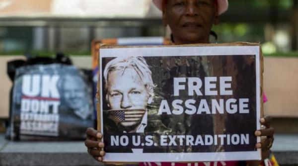 un artist si a anuntat planurile de a distruge capodoperele lui picasso rembrandt si warhol cu acid daca ziaristul julian assange moare in inchisoare