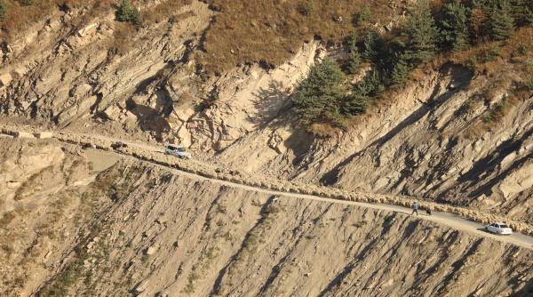 alunecari de teren uriase in slanic prahova localnicii arata cu degetul spre salina si administratia locala