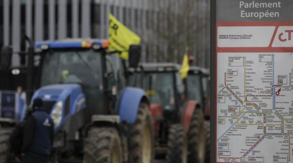 fermierii europeni prinsi la mijloc seceta inundatiile birocratia si lupta pentru o planeta verde