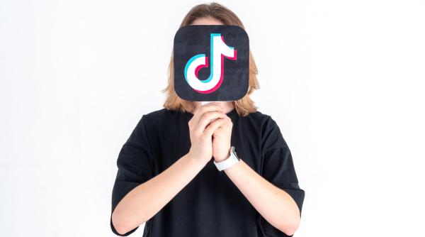 influencerii de pe tiktok vor fi platiti de guvernul britanic pentru a i indemna pe migranti sa nu traverseze canalul manecii