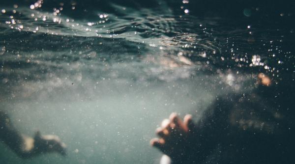 instructor de inot din bucuresti retinut pentru ca ar fi violat o fata de 7 ani