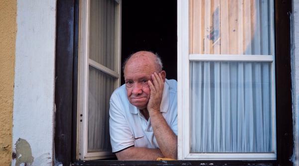 scandal intre vecini un clujean a amenajat pe casa scarii loc de fumat pentru clientii salonului sau de frizerie