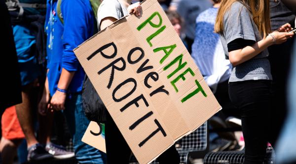 semnal de alarma impotriva schimbarilor climatice activistii ecologisti au aruncat cu praf rosu peste sticla care acoperea constitutia sua