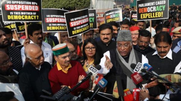 conturile principalului partid de opozitie din india au fost inghetate cu doar cateva saptamani inainte de alegeri