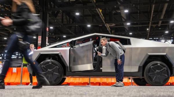 cybertruck urile tesla de 80 000 de dolari ale lui elon musk ruginesc dupa doar doua zile in ploaie sustine un sofer