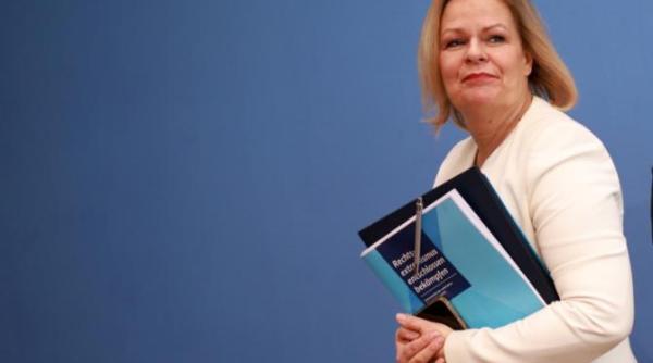 ministrul de interne din germania vrea sa i vaneze pe nemtii care doneaza pentru afd la fel ca pe membrii crimei organizate