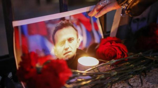 politia din rusia reprima protestele dupa moartea lui navalnii in timp ce un grup pentru drepturile omului sustine ca cel putin 100 de persoane au fost arestate