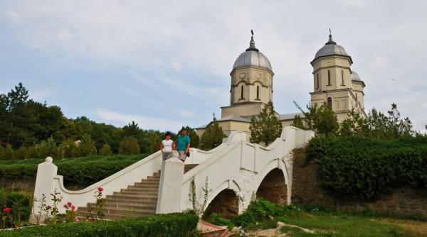 povestea icoanei care se curata singura aflata la manastirea celic dere din dobrogea
