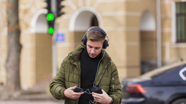 pericolul de pe semaforul verde titi aur vedem foarte multi roboti merg pe strada si pare ca nu ii intereseaza nimic