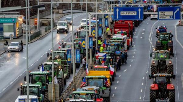 fermierii din cehia protesteaza sute de agricultori s au adunat in praga pentu a provoca blocaje foto