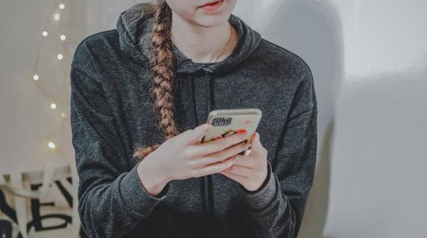 capcana online a santajului o amenintare grava pentru copii avertismentul igpr pentru parinti