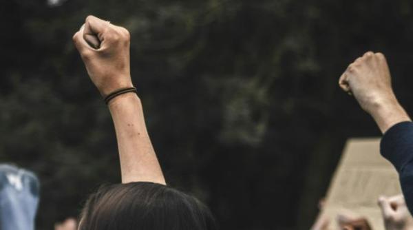 protest in tunari miercuri dimineata locuitorii reclama mirosul ingrozitor provenit de la statia de epurare din otopeni