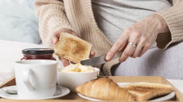 5 motive pentru care sa nu mai mananci paine pe stomacul gol