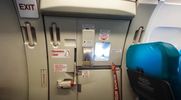 ce se intampla daca usa avionului este deschisa accidental in zbor cazul pasagerului care a confundat iesirea din aeronava cu baia si a rotit manerul pana la jumatate
