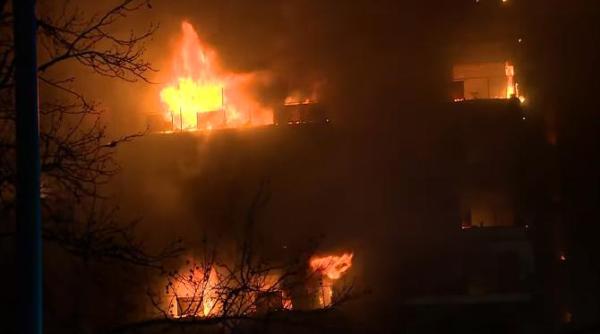 incendiu puternic in valencia doua blocuri cuprinse de flacari intr un cartier in care locuiesc multi romani