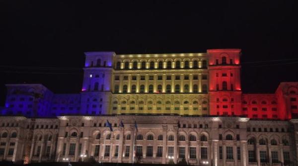 palatul parlamentului iluminat in culorile drapelului ucrainei la 2 ani de la izbucnirea razboiului moment de reculegere in plen
