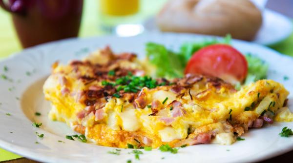 omleta pufoasa cu branza de burduf reteta pentru dimineti pline de savoare