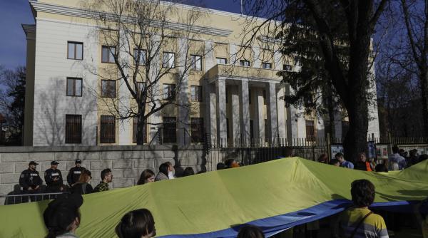 protest in fata ambasadei rusiei din bucuresti la implinirea a doi ani de la inceputul razboiului din ucraina