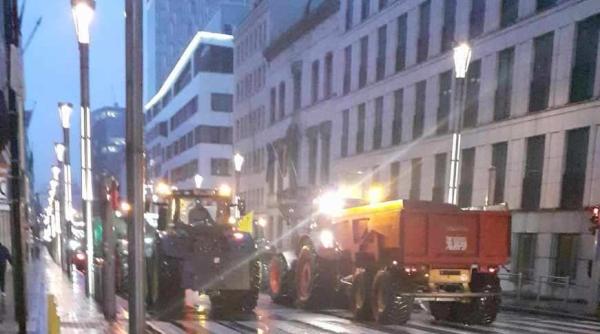 fermierii au iesit cu tractoarele pe strazile din bruxelles masuri de securitate sporite strazi blocate si statii de metrou inchise foto in articol