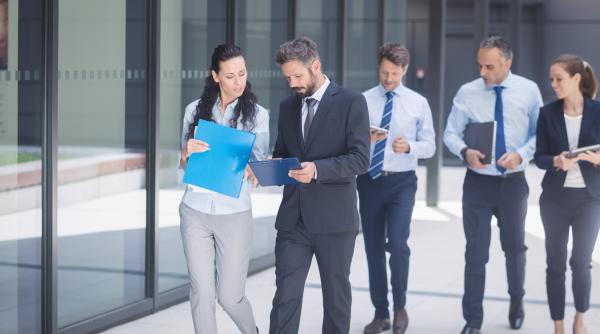 saptamana de munca redusa la 4 zile gratie inteligentei artificiale o realitate pentru multe companii