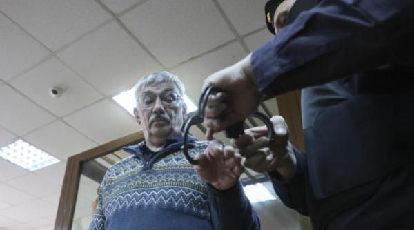 sufocarea libertatii in rusia oleg orlov militant rus pentru drepturile omului a fost condamnat la inchisoare dupa ce initial a primit o amenda