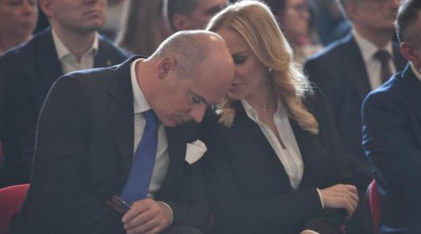 de ce s a asezat rares bogdan langa gabriela firea la conferinta comasarii