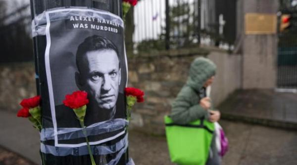 funeraliile lui navalnii au loc acum la moscova mii de oameni il conduc pe ultimul drum video live