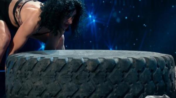 romanii au talent mamica de 46 de ani care muta din loc roata de tractor bobonete e foarte buna directia sunt lucruri pe care numai mamele le stiu