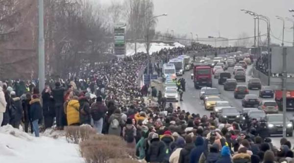 macron saluta curajul rusilor care au venit in numar urias la inmormantarea lui navalnii ucis in teminitele regimului lui putin