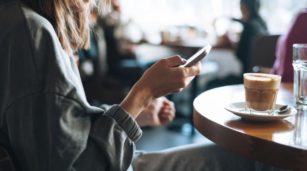 telefonul mobil dusman al sanatatii cum iti poate afecta spatele